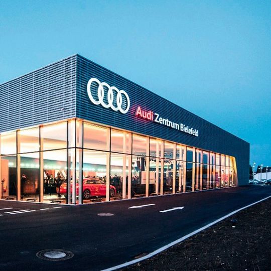 Das Audi-Zentrum Bielefeld öffnete im Oktober 2015 die Pforten und verkaufte in seinem ersten Quartal fast 600 Fahrzeuge. Das Audi-Zentrum Bielefeld öffnete im Oktober 2015 die Pforten und verkaufte in seinem ersten Quartal fast 600 Fahrzeuge.