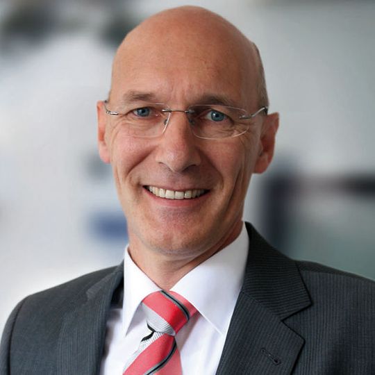 Axel Riethmüller (53) steht seit dem 1. April als zweiter Geschäftsführer der Teamtechnik Maschinen und Anlagen GmbH an der Seite von Stefan Roßkopf. Axel Riethmüller (53) steht seit dem 1. April als zweiter Geschäftsführer der Teamtechnik Maschinen und Anlagen GmbH an der Seite von Stefan Roßkopf.