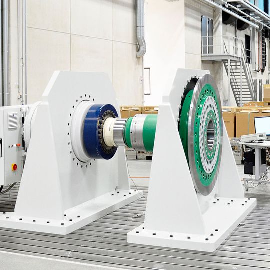 Erster Prüfling auf dem neuen Prüfstand ist ein Drehmomentbegrenzer mit einem eingestellten Drehmoment von über 350.000 Nm Erster Prüfling auf dem neuen Prüfstand ist ein Drehmomentbegrenzer mit einem eingestellten Drehmoment von über 350.000 Nm