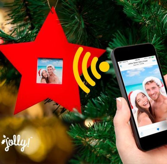 Weihnachten ganz individuell bietet Jolly - der smarte Weihnachtsstern. Hier kann man ähnlich wie bei einem digitalen Bilderrahmen eigene Bilder einspielen - auch direkt vom Smartphone oder Tablet. Weihnachten ganz individuell bietet Jolly - der smarte Weihnachtsstern. Hier kann man ähnlich wie bei einem digitalen Bilderrahmen eigene Bilder einspielen - auch direkt vom Smartphone oder Tablet.