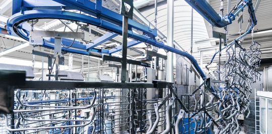 Muhr & Bender ist Spezialist für Feder- und Leichtbaukomponenten für die Automobilindustrie. Für das Produktdatenmanagement und Freigabeprozesse setzt das Unternehmen auf PLM-Software. Muhr & Bender ist Spezialist für Feder- und Leichtbaukomponenten für die Automobilindustrie. Für das Produktdatenmanagement und Freigabeprozesse setzt das Unternehmen auf PLM-Software.