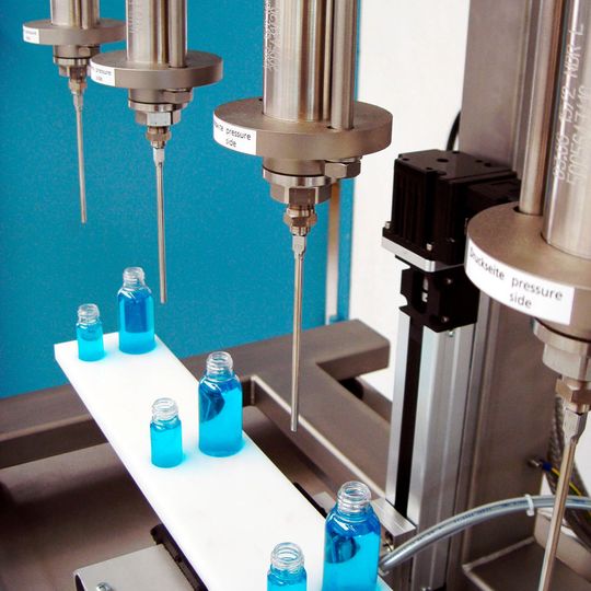 Bei der Abfüllung von Kosmetikprodukten können auch Klein- und Kleinstmengen (z.B. Muster, Proben) prozesssicher dosiert und präzise abgefüllt werden. Bei der Abfüllung von Kosmetikprodukten können auch Klein- und Kleinstmengen (z.B. Muster, Proben) prozesssicher dosiert und präzise abgefüllt werden.