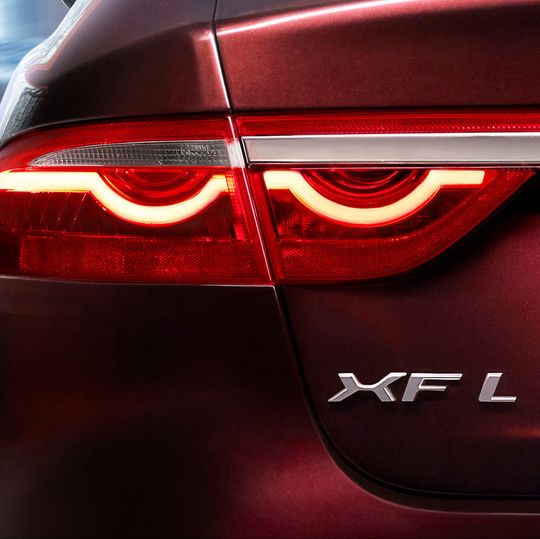 Jaguar fertigt den neuen XFL im ersten, in einem chinesischen Automobilwerk installierten Aluminium-Rohbau. Jaguar fertigt den neuen XFL im ersten, in einem chinesischen Automobilwerk installierten Aluminium-Rohbau.