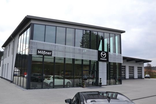 Das neu gebaute Autohaus liegt im 550-Einwohner-Ort Hechlingen am See.