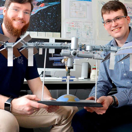 Claas Olthoff (li.) und Daniel Pütz mit einem Modell der Internationalen Raumstation. Claas Olthoff (li.) und Daniel Pütz mit einem Modell der Internationalen Raumstation.