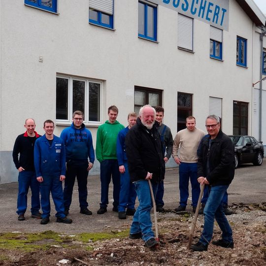Die beiden Boscher-Geschäftsführer, Peter Kunz (links) und Manuel Lang (rechts), zusammen mit Auszubildenden beim Spatenstich für die neue Halle 6 im Stammwerk in Lörrach-Hauingen. Die beiden Boscher-Geschäftsführer, Peter Kunz (links) und Manuel Lang (rechts), zusammen mit Auszubildenden beim Spatenstich für die neue Halle 6 im Stammwerk in Lörrach-Hauingen.