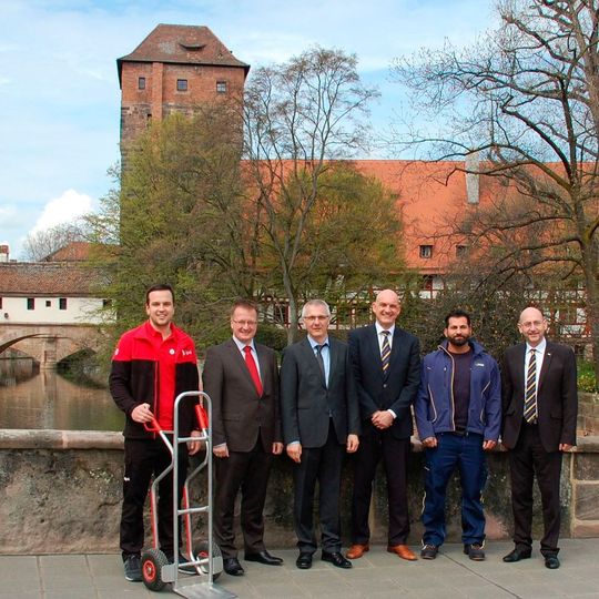 Gruppenbild der Protagonisten des Feldversuchs zur intelligenten City-Logistik in Nürnberg. Gruppenbild der Protagonisten des Feldversuchs zur intelligenten City-Logistik in Nürnberg.