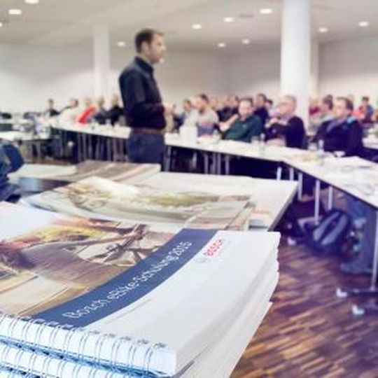 Interessierte Zuhörer und engagierte Experten bei der Schulungstour von Bosch eBike Systems. Interessierte Zuhörer und engagierte Experten bei der Schulungstour von Bosch eBike Systems.