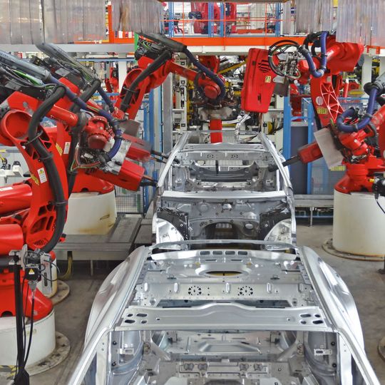 Beim Anbringen und Befestigen von Karosserieteilen bilden Roboter ein Spalier. Sie stehen in dichten Reihen nebeneinander und schweißen, nieten, falzen, bringen Bolzen und manches mehr – teilweise in parallel laufenden Prozessen. Beim Anbringen und Befestigen von Karosserieteilen bilden Roboter ein Spalier. Sie stehen in dichten Reihen nebeneinander und schweißen, nieten, falzen, bringen Bolzen und manches mehr – teilweise in parallel laufenden Prozessen.
