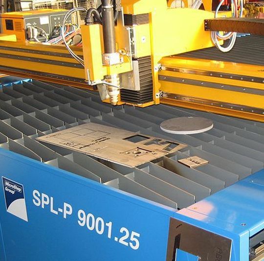 Durch nichts zu erstetzen ist diese relativ betagte CNC-Plasmaschneidanlage von Microstep, die das Unternehmen Feldbinder für die effiziente Bearbeitung von Blechen einsetzt. Durch nichts zu erstetzen ist diese relativ betagte CNC-Plasmaschneidanlage von Microstep, die das Unternehmen Feldbinder für die effiziente Bearbeitung von Blechen einsetzt.