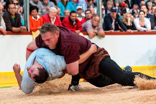 Schwinger Kristian Stucki (4-facher Eidgenössischer Kranzschwinger) in Aktion am Emmentalischen Schwingfest 2015. Schwinger Kristian Stucki (4-facher Eidgenössischer Kranzschwinger) in Aktion am Emmentalischen Schwingfest 2015.