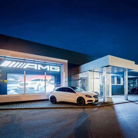 Kunden der sportlich-orientierten Daimler-Tochter AMG finden im Performance-Center der Lueg AG in Essen die gezielte Betreuung ihrer Anliegen. Kunden der sportlich-orientierten Daimler-Tochter AMG finden im Performance-Center der Lueg AG in Essen die gezielte Betreuung ihrer Anliegen.