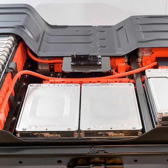 E-Auto-Batterie: Ab einem bestimmten Punkt fällt die Leistung stark ab. E-Auto-Batterie: Ab einem bestimmten Punkt fällt die Leistung stark ab.