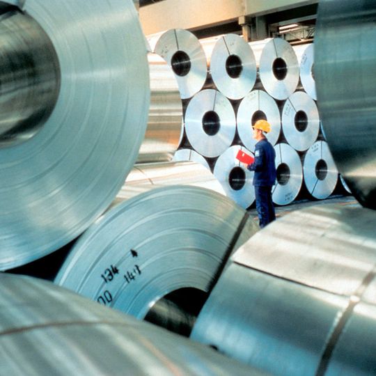 Aluminiumbänder werden in der Lebensmittelindustrie zur Herstellung von Dosen genutzt. Aluminiumbänder werden in der Lebensmittelindustrie zur Herstellung von Dosen genutzt.
