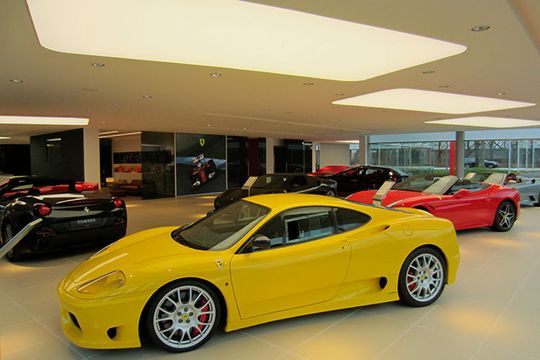 Tamsen hat seinen Ferrari-Schauraum neu gestaltet. Tamsen hat seinen Ferrari-Schauraum neu gestaltet.