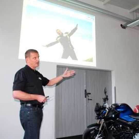 »bike und business«- Chefredakteur Stephan Maderner ist mit dem iPad in der Motorradtasche unterwegs. »bike und business«- Chefredakteur Stephan Maderner ist mit dem iPad in der Motorradtasche unterwegs.