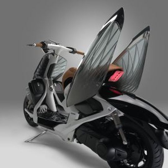 Leicht, luftig und elegant: Yamaha setzt mit neuem Roller auf einen unverwechselbar weiblichen Stil. Leicht, luftig und elegant: Yamaha setzt mit neuem Roller auf einen unverwechselbar weiblichen Stil.