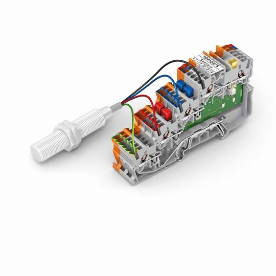 Dank einer geringen Teilungspreite von nur 3,5 mm pro Sensor eignen sich die neuen Topjob-S-Initiatoren-/Aktorenklemmen optimal, um viele Sensoren auf kleinstem Raum anzuschließen. Eine bauliche Besonderheit ermöglicht außerdem, das Brücken von Plus- bzw. Minuspotential ohne Begrenzung in der Polzahl. Dank einer geringen Teilungspreite von nur 3,5 mm pro Sensor eignen sich die neuen Topjob-S-Initiatoren-/Aktorenklemmen optimal, um viele Sensoren auf kleinstem Raum anzuschließen. Eine bauliche Besonderheit ermöglicht außerdem, das Brücken von Plus- bzw. Minuspotential ohne Begrenzung in der Polzahl.
