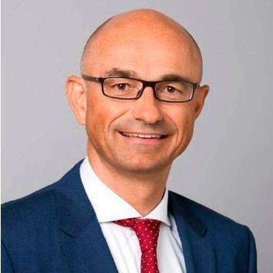 Der 51-jährige Robert Gnann leitet seit April 2016 den Geschäftsbereich Wacker Silicones von Wacker Chemie. Der 51-jährige Robert Gnann leitet seit April 2016 den Geschäftsbereich Wacker Silicones von Wacker Chemie.