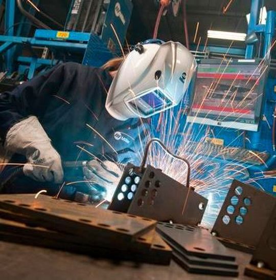 Miller Electric ist Teil der US-Handelsmissions-Delegation und demonstriert, wie man mit der Software Welding Intelligence die Produktivität und Qualität von Schweißrobotern im Sinne von Industrie 4.0 erreichen kann. Miller Electric ist Teil der US-Handelsmissions-Delegation und demonstriert, wie man mit der Software Welding Intelligence die Produktivität und Qualität von Schweißrobotern im Sinne von Industrie 4.0 erreichen kann.