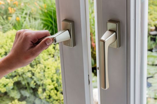 MEMS-Sensoren überwachen Raumluft: Bei einem Niedrigenergiehaus ist der Luftaustausch unterbunden. Um die Zufuhr von Frischluft zu regeln, müssen Gase detektiert und Konzentrationen gemessen werden. MEMS-Sensoren überwachen Raumluft: Bei einem Niedrigenergiehaus ist der Luftaustausch unterbunden. Um die Zufuhr von Frischluft zu regeln, müssen Gase detektiert und Konzentrationen gemessen werden.