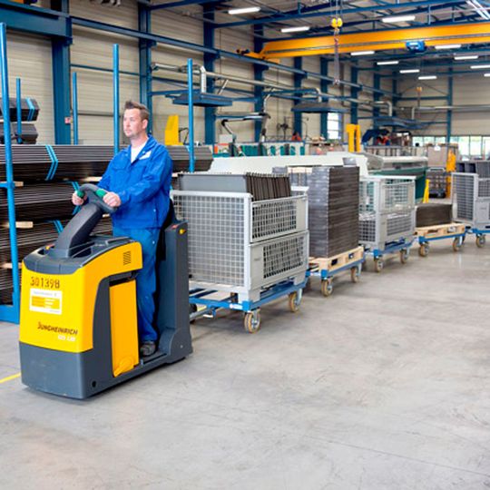 Per Routenzug können größere Materialmengen gleichzeitig befördert werden, die Zahl der Anfahrten reduziert sich. Per Routenzug können größere Materialmengen gleichzeitig befördert werden, die Zahl der Anfahrten reduziert sich.