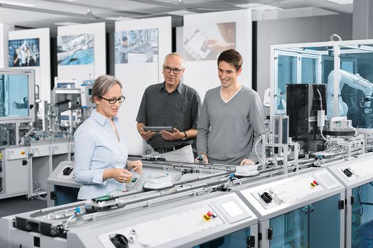 An dieser Schnittstelle zwischen Forschung, Produktion und Ausbildung arbeitet Festo Didactic an der Bereitstellung von Komponenten und Lernsystemen, mit denen sich Fachkräfte auf die digitale Produktion vorbereiten können und die zu Forschungszwecken eingesetzt werden können – zum Beispiel für die Entwicklung von Standards in der Netzwerkkommunikation durch intelligente Komponenten. An dieser Schnittstelle zwischen Forschung, Produktion und Ausbildung arbeitet Festo Didactic an der Bereitstellung von Komponenten und Lernsystemen, mit denen sich Fachkräfte auf die digitale Produktion vorbereiten können und die zu Forschungszwecken eingesetzt werden können – zum Beispiel für die Entwicklung von Standards in der Netzwerkkommunikation durch intelligente Komponenten.