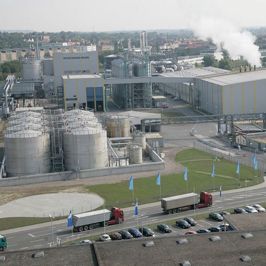 Bioethanol-Produktionsanlage von Cropenergies in Zeitz, ein Tochterunternehmen von Südzucker: Das bei der Herstellung von Bioethanol entstehende CO2 soll mikrobiell gebunden und zu Mono-und Dicarbonsäuren umgewandelt werden. Bioethanol-Produktionsanlage von Cropenergies in Zeitz, ein Tochterunternehmen von Südzucker: Das bei der Herstellung von Bioethanol entstehende CO2 soll mikrobiell gebunden und zu Mono-und Dicarbonsäuren umgewandelt werden.