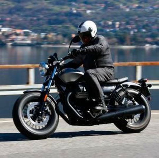 Während der Zeitgeist klar zu wassergekühlten Motoren mit Vierventil-Zylinderköpfen geht, setzt man bei Moto Guzzi weiter auf das Zweiventilprinzip und Luftkühlung. Während der Zeitgeist klar zu wassergekühlten Motoren mit Vierventil-Zylinderköpfen geht, setzt man bei Moto Guzzi weiter auf das Zweiventilprinzip und Luftkühlung.