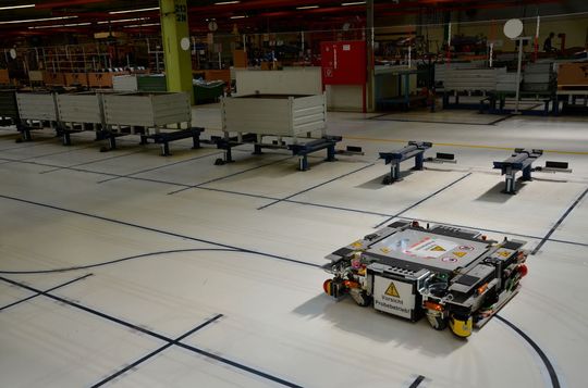 Die Linien auf dem Hallenboden führen die Module zum Stellplatz für Waren. Die Linien auf dem Hallenboden führen die Module zum Stellplatz für Waren.