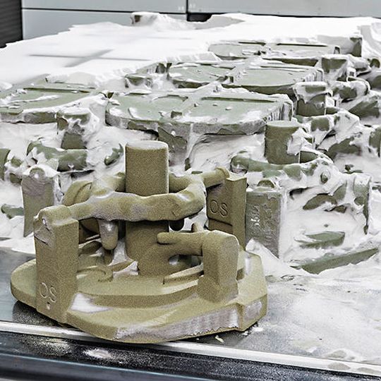 Durch maßgeschneiderte Gusskerne, die mit 3D-Druckern hergestellt werden, reduziert die Bosch-Rexroth-Gießerei Lieferzeiten und Kosten für individuelle Gussteile und Kleinserien. Durch maßgeschneiderte Gusskerne, die mit 3D-Druckern hergestellt werden, reduziert die Bosch-Rexroth-Gießerei Lieferzeiten und Kosten für individuelle Gussteile und Kleinserien.