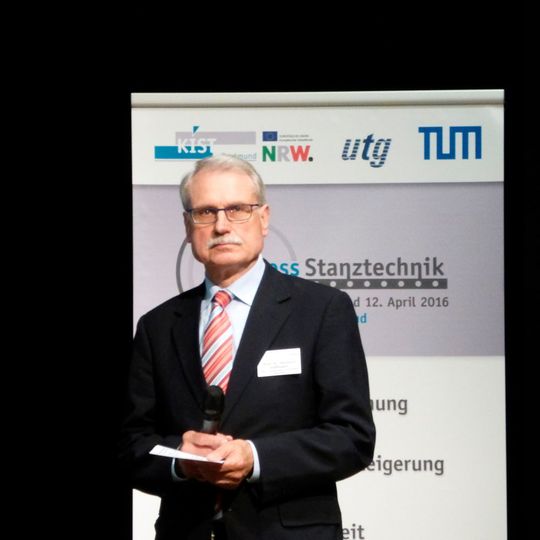 Prof. i.R. Dr.-Ing. Hartmut Hoffmann der TU München, Mitglied des Forschungsbeirats der Europäischen Forschungsgesellschaft Blechverarbeitung (EFB) und Vorstand im Verein Deutscher Ingenieure (VDI), Oberbayern und Österreich moderierte den Stanzkongress in Dortmund Mitte April. Prof. i.R. Dr.-Ing. Hartmut Hoffmann der TU München, Mitglied des Forschungsbeirats der Europäischen Forschungsgesellschaft Blechverarbeitung (EFB) und Vorstand im Verein Deutscher Ingenieure (VDI), Oberbayern und Österreich moderierte den Stanzkongress in Dortmund Mitte April.