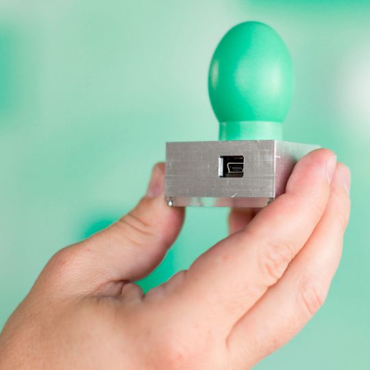 Mit der Sige-Chiptechnologie kann das Radar für die Entfernungsmessung kompakt, kostengünstig und mit relativ geringem Aufwand installiert werden. Mit der Sige-Chiptechnologie kann das Radar für die Entfernungsmessung kompakt, kostengünstig und mit relativ geringem Aufwand installiert werden.