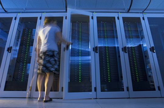 Beim weltgrößten Physikexperiment, dem Teilchenbeschleuniger LHC (Large Hadron Collider) der Europäischen Organisation für Kernforschung in Genf, fallen enorme Datenmengen an. Diese werden per Datenleitung ins Grid Centre Kalrsruhe (GridKa) gesendet und gespeichert. Beim weltgrößten Physikexperiment, dem Teilchenbeschleuniger LHC (Large Hadron Collider) der Europäischen Organisation für Kernforschung in Genf, fallen enorme Datenmengen an. Diese werden per Datenleitung ins Grid Centre Kalrsruhe (GridKa) gesendet und gespeichert.