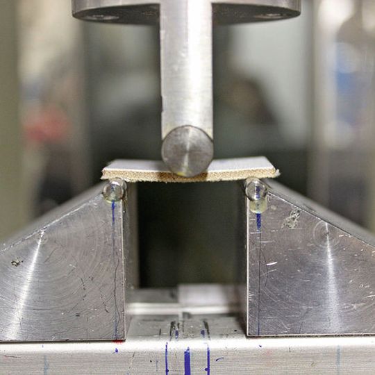 Mit Purcell soll das Recycling vereinfacht werden. Hier wird eine Purcell-Platte einem Drei-Punkt-Biegeversuche unterzogen. Mit Purcell soll das Recycling vereinfacht werden. Hier wird eine Purcell-Platte einem Drei-Punkt-Biegeversuche unterzogen.
