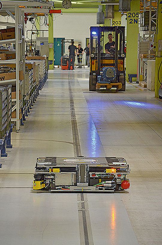 Auf den langen Strecken können die Module berührungslos Energie aufnehmen. Auf den langen Strecken können die Module berührungslos Energie aufnehmen.