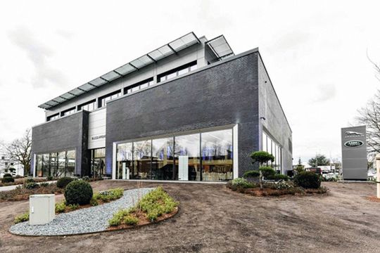 Der neue Jaguar- und Land-Rover-Flaghip-Store liegt an der viel befahrenen Alsterkrugchaussee.
