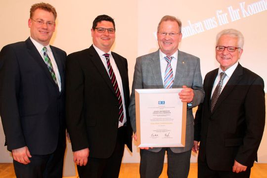Generationenwechsel: (v.li.) Carsten Beuß (Hauptgeschäftsführer Kfz-Gewerbe Baden-Württemberg), Timo Gerstel (Obermeister), Jürgen Kellenberger (Ehrenobermeister; beide Kfz-Innung Pforzheim) und Harry Brambach (Präsident Kfz-Gewerbe Baden-Württemberg).