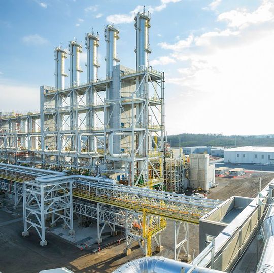 Distillation columns at the polysilicon site in Charleston, Tennessee (USA) Distillation columns at the polysilicon site in Charleston, Tennessee (USA)