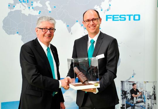 Kurt Husistein übergibt Hansruedi Hager einen Kugelgewindetrieb aus feinster Schokolade, als Symbol für den Schlüssel zum Erfolg der Firma Eichenberger. Kurt Husistein übergibt Hansruedi Hager einen Kugelgewindetrieb aus feinster Schokolade, als Symbol für den Schlüssel zum Erfolg der Firma Eichenberger.