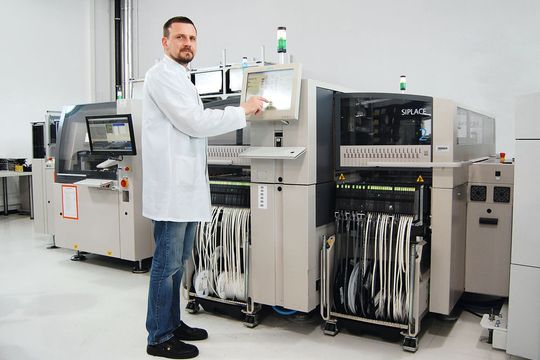Erhöhte Kapazität: Mit dem im vergangenen Jahr beschafften Bestückungssystem SIPLACE X2 können Produkte mit über 150 Bauteilen verschiedener Typen auf der Linie bestückt werden. Bis zu drei Leiterplatten lassen sich dabei parallel bestücken. Erhöhte Kapazität: Mit dem im vergangenen Jahr beschafften Bestückungssystem SIPLACE X2 können Produkte mit über 150 Bauteilen verschiedener Typen auf der Linie bestückt werden. Bis zu drei Leiterplatten lassen sich dabei parallel bestücken.