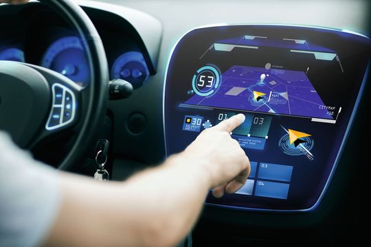 Display im Auto: Auf dem Display in der Mittelkonsole werden wichtige Informationen angezeigt wie Navigation oder die Bilder der Rückfahrkamera. Dabei ist es wichtig, dass Kontrast, Farbtreue und Ablesbarkeit auch bei Sonnenlicht gegeben sind. Display im Auto: Auf dem Display in der Mittelkonsole werden wichtige Informationen angezeigt wie Navigation oder die Bilder der Rückfahrkamera. Dabei ist es wichtig, dass Kontrast, Farbtreue und Ablesbarkeit auch bei Sonnenlicht gegeben sind.