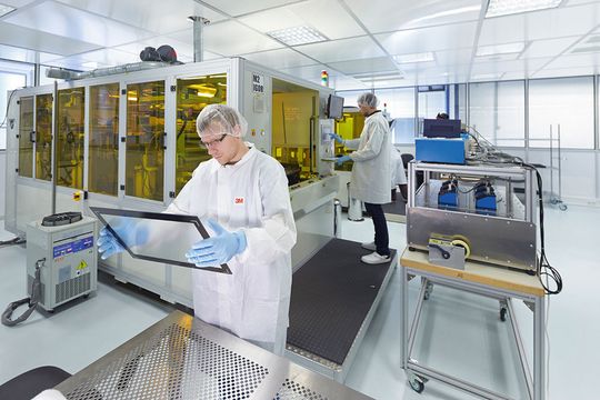 Voll automatisches Bonding: Der Display-Hersteller Data Modul bondet an seinem Standort in Weikersheim PCAB-Lösungen bis 32'' und TFTs bis 17'' vollautomatisch. Voll automatisches Bonding: Der Display-Hersteller Data Modul bondet an seinem Standort in Weikersheim PCAB-Lösungen bis 32'' und TFTs bis 17'' vollautomatisch.