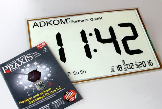 E-Ink-Display: Das „Maxi Segment-E-Paper“ misst 558 mm x 380 mm. Hier im Vergleich zu einer Ausgabe der ELEKTRONIKPRAXIS. E-Ink-Display: Das „Maxi Segment-E-Paper“ misst 558 mm x 380 mm. Hier im Vergleich zu einer Ausgabe der ELEKTRONIKPRAXIS.
