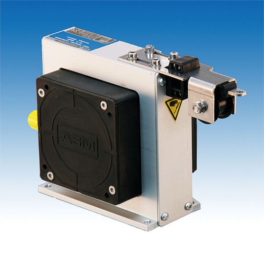 Beim neuen Positape WBR21 Wegbandsensor von ASM ist die Umlenkrolle direkt am Sensor hinter dem Bandeinlauf montiert. Ideal für Anwendungen mit engen Raumverhältnissen. Beim neuen Positape WBR21 Wegbandsensor von ASM ist die Umlenkrolle direkt am Sensor hinter dem Bandeinlauf montiert. Ideal für Anwendungen mit engen Raumverhältnissen.