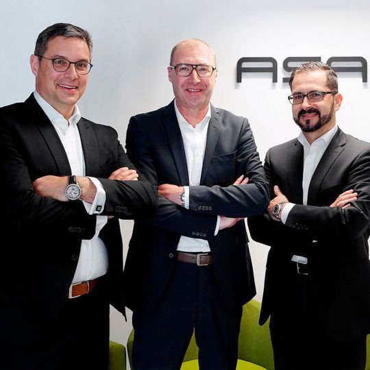 Robert Werner (COO Standort Ingolstadt), Michael Neisen (CEO ASAP Gruppe) sowie Christian Schweiger (COO Standort Ingolstadt) freuen sich über die Stärkung des Standorts Ingolstadt. Robert Werner (COO Standort Ingolstadt), Michael Neisen (CEO ASAP Gruppe) sowie Christian Schweiger (COO Standort Ingolstadt) freuen sich über die Stärkung des Standorts Ingolstadt.