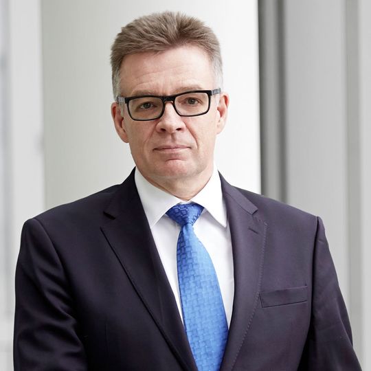 Dr. Klaus Mittelbach, Vorsitzender der ZVEI-Geschäftsführung, erläutert die Plattformarbeit des Verbandes. Dr. Klaus Mittelbach, Vorsitzender der ZVEI-Geschäftsführung, erläutert die Plattformarbeit des Verbandes.