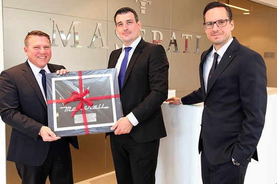 Offizielle Eröffnung in Mannheim (von links): Thomas Heinz (Maserati-Vertrieb), Geisser-Geschäftsführer André Bieder und Patrick Dinger (Maserati-Händlernetzentwicklung) – zum Vergrößern bitte klicken.