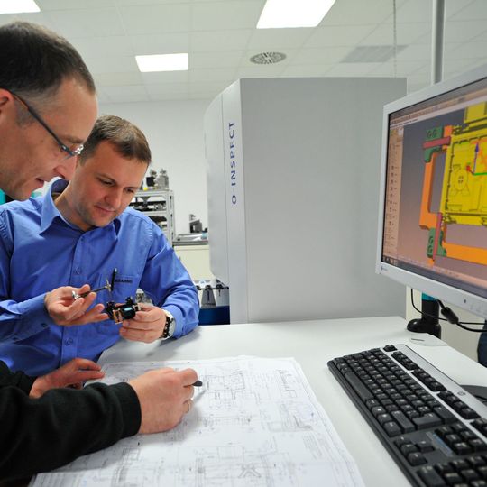 Im Messraum muss es schnell und präzise zugehen. Teamleiter Mathias Schlegel (links) und sein Kollege werden dabei durch mehrere Zeiss-Messgeräte unterstützt. Im Messraum muss es schnell und präzise zugehen. Teamleiter Mathias Schlegel (links) und sein Kollege werden dabei durch mehrere Zeiss-Messgeräte unterstützt.