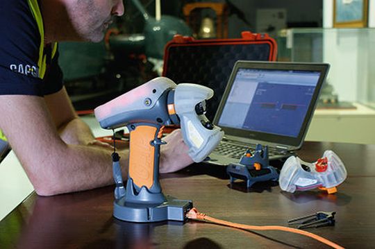 Schnellere Korrektur im Produktionsablauf durch Anbindung des Profilmesssystems Gapgun Pro an zentrales Produktionsdatensystem. Schnellere Korrektur im Produktionsablauf durch Anbindung des Profilmesssystems Gapgun Pro an zentrales Produktionsdatensystem.